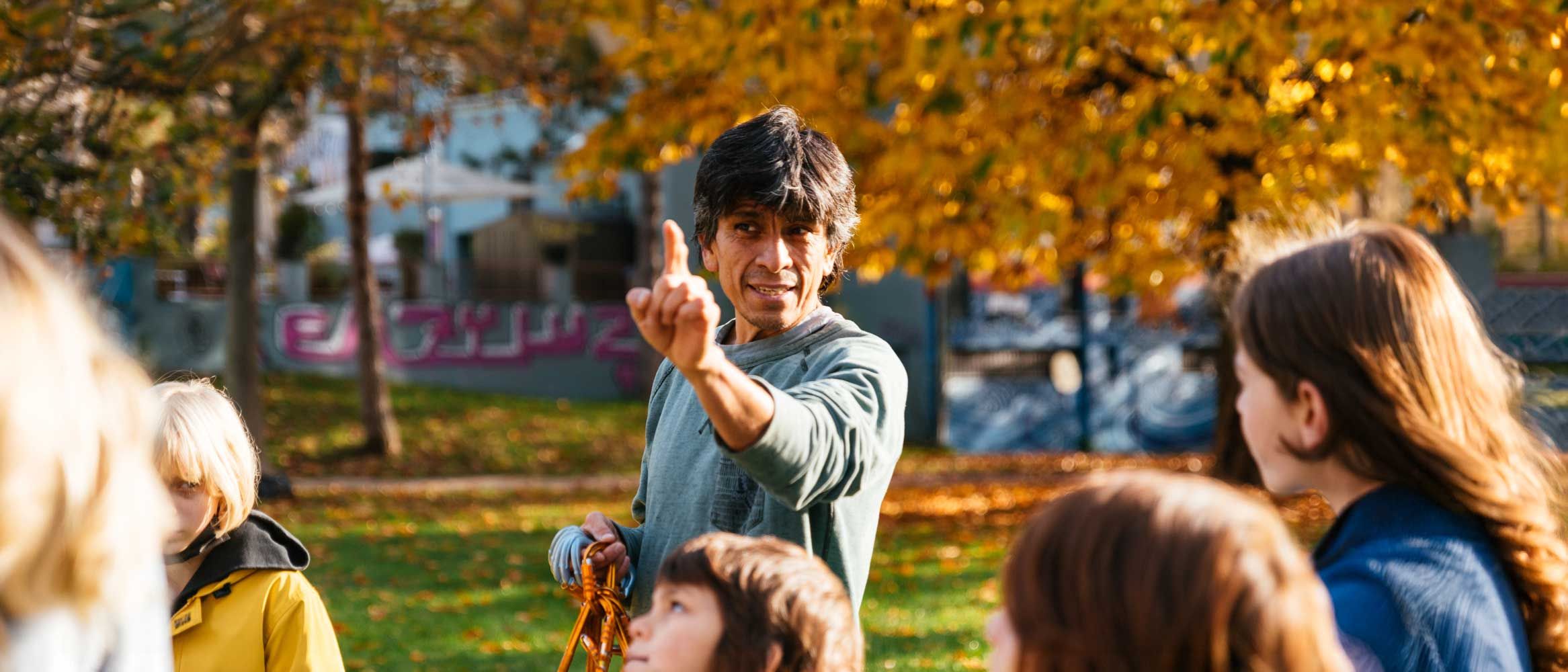 Kletter Lehrer mit Schulklasse im Park