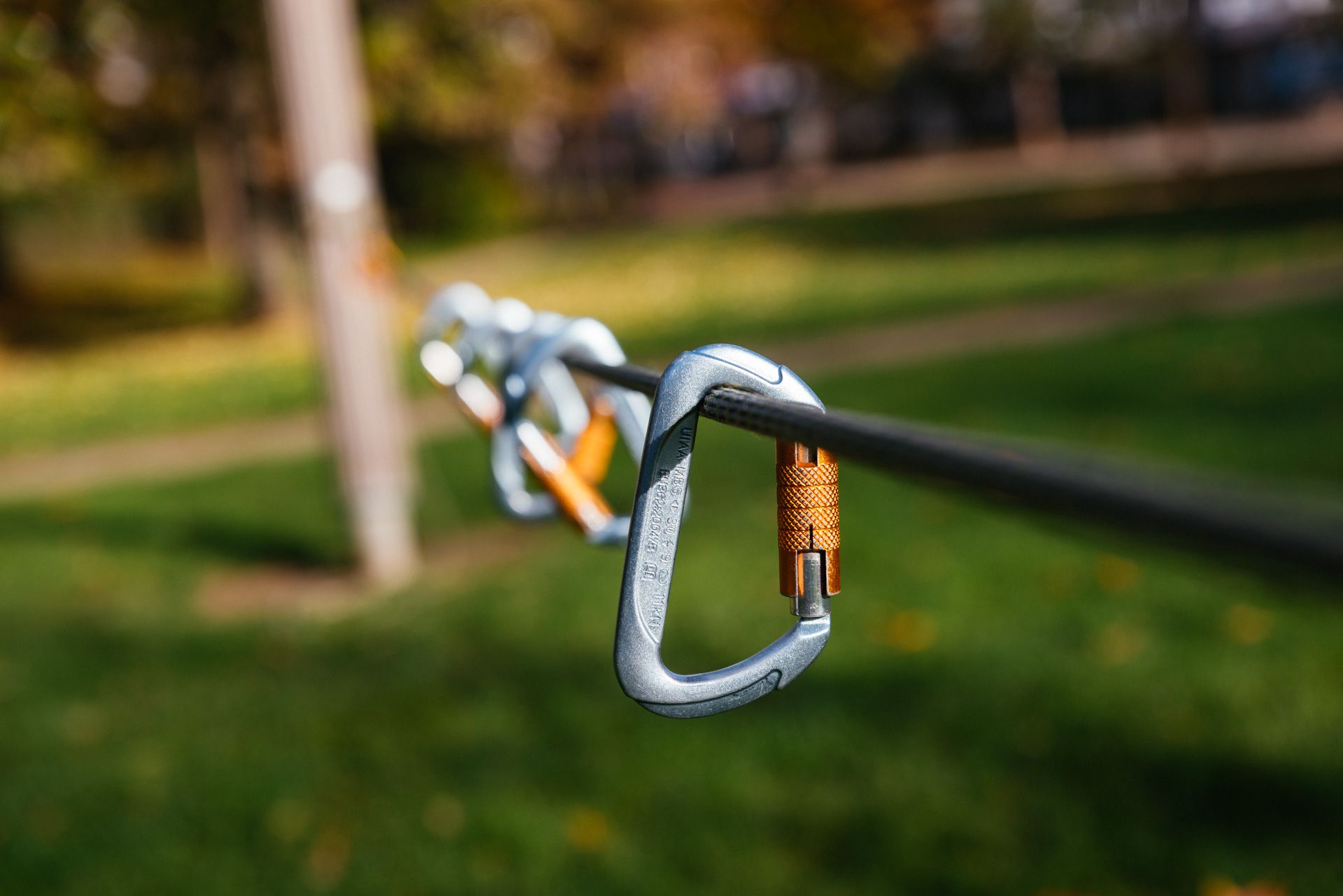 Kletter-Karabiner an einem Stahlseil