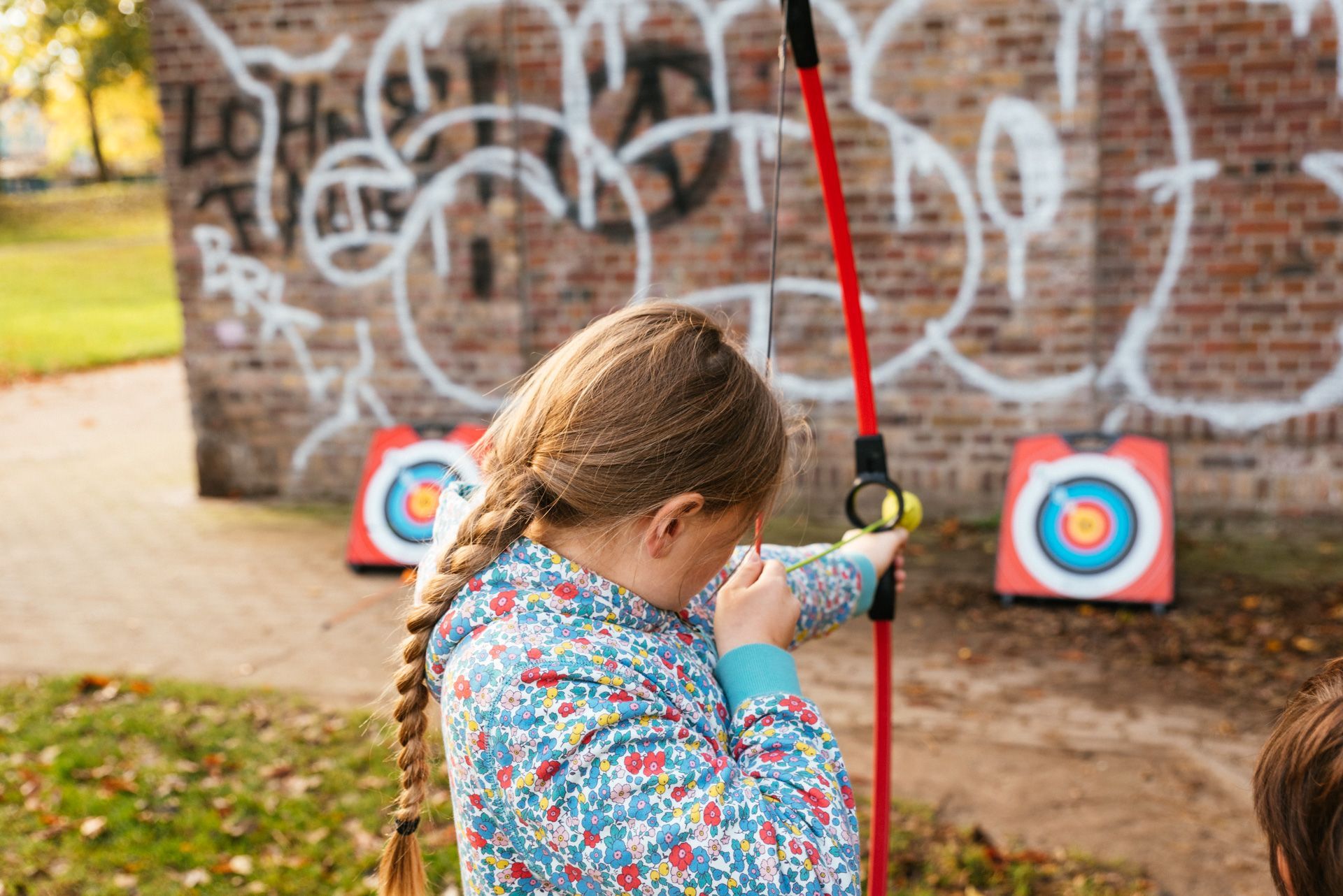 Kind beim Bogenschießen – Kletterschule Kletterfuchs